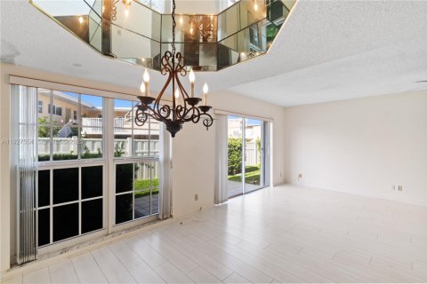 Townhouse in Hillsboro Beach, Florida 3 bedrooms, 150.32 sq.m. № 1988317 - photo 10