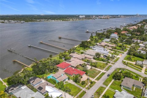House in Daytona Beach, Florida 4 bedrooms, 360.09 sq.m. № 1833485 - photo 8