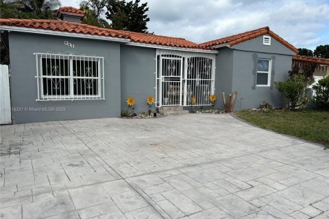 Купить виллу или дом в Майами, Флорида 4 спальни, 129.51м2, № 1969944 - фото 1