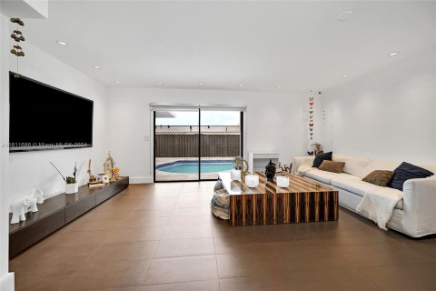 House in Miami, Florida 5 bedrooms, 273.41 sq.m. № 2022765 - photo 23