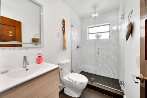 House in Miami, Florida 5 bedrooms, 273.41 sq.m. № 2022765 - photo 27