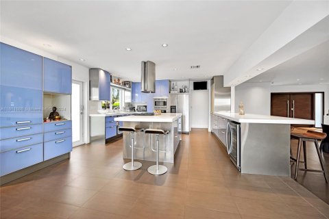 House in Miami, Florida 5 bedrooms, 273.41 sq.m. № 2022765 - photo 17