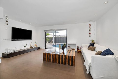 House in Miami, Florida 5 bedrooms, 273.41 sq.m. № 2022765 - photo 24