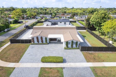 House in Miami, Florida 5 bedrooms, 273.41 sq.m. № 2022765