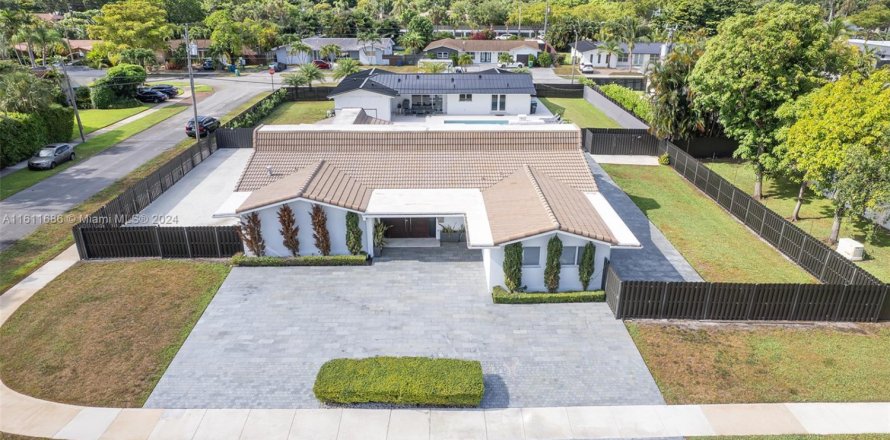 House in Miami, Florida 5 bedrooms, 273.41 sq.m. № 2022765