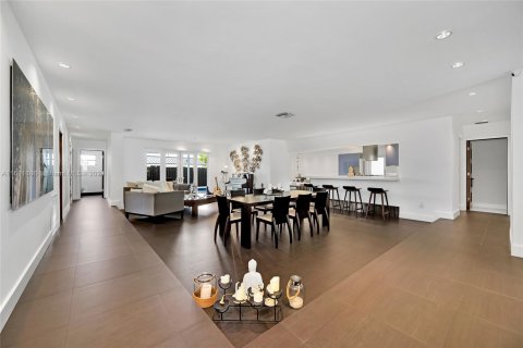 House in Miami, Florida 5 bedrooms, 273.41 sq.m. № 2022765 - photo 9