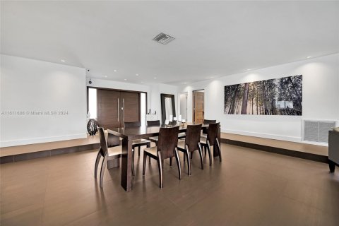 House in Miami, Florida 5 bedrooms, 273.41 sq.m. № 2022765 - photo 11