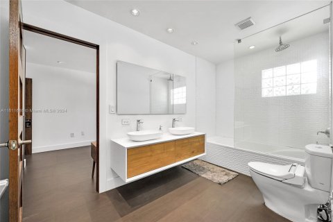 House in Miami, Florida 5 bedrooms, 273.41 sq.m. № 2022765 - photo 30