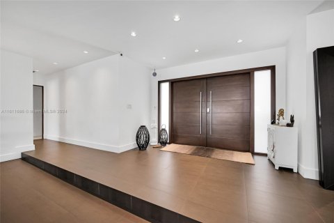 House in Miami, Florida 5 bedrooms, 273.41 sq.m. № 2022765 - photo 10