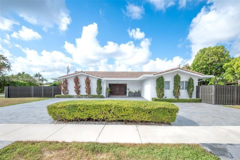 House in Miami, Florida 5 bedrooms, 273.41 sq.m. № 2022765 - photo 2
