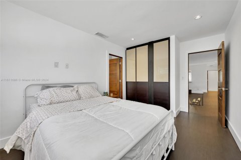 House in Miami, Florida 5 bedrooms, 273.41 sq.m. № 2022765 - photo 29