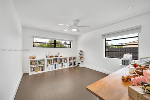 House in Miami, Florida 5 bedrooms, 273.41 sq.m. № 2022765 - photo 25