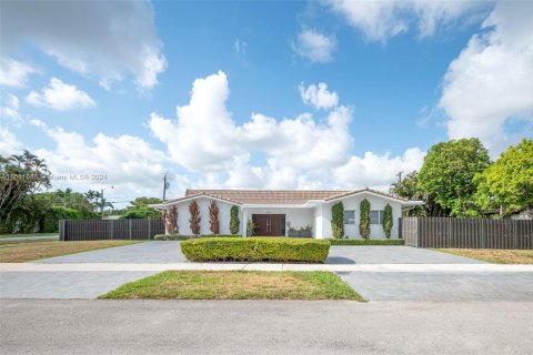 House in Miami, Florida 5 bedrooms, 273.41 sq.m. № 2022765 - photo 3