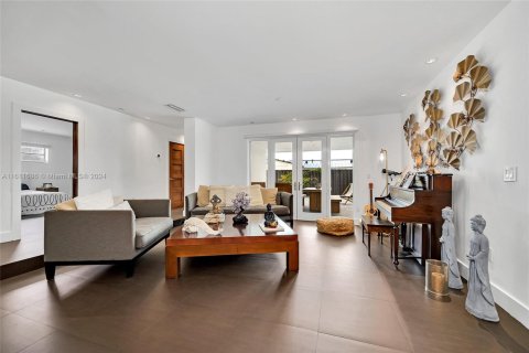 House in Miami, Florida 5 bedrooms, 273.41 sq.m. № 2022765 - photo 12