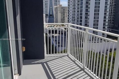 Condo in Miami, Florida, 1 bedroom  № 1862670 - photo 21