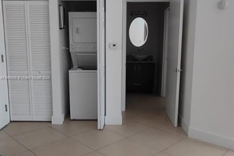 Condo in Miami, Florida, 1 bedroom  № 1862670 - photo 8