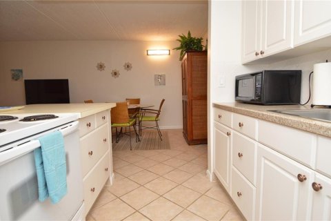Condo in Largo, Florida, 1 bedroom  № 2196466 - photo 10