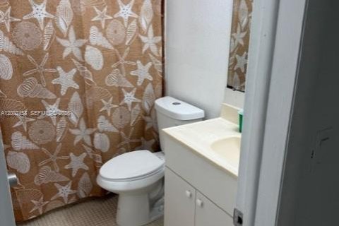 House in Miami, Florida 4 bedrooms, 161.09 sq.m. № 2069807 - photo 13