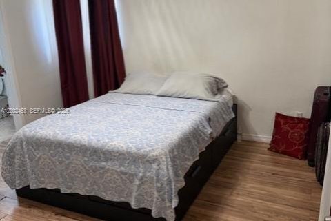 House in Miami, Florida 4 bedrooms, 161.09 sq.m. № 2069807 - photo 7