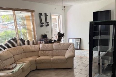 House in Miami, Florida 4 bedrooms, 161.09 sq.m. № 2069807
