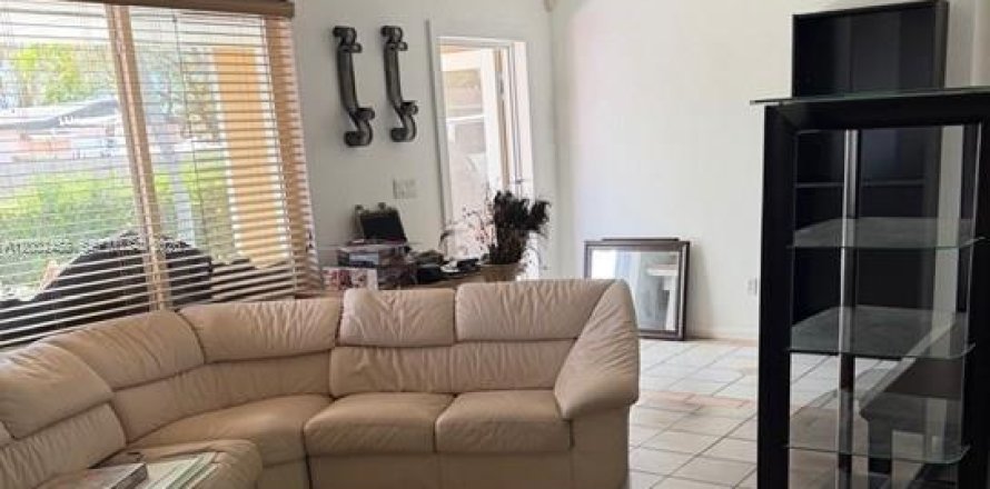 House in Miami, Florida 4 bedrooms, 161.09 sq.m. № 2069807
