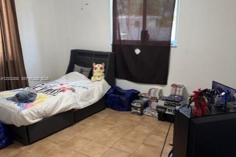 House in Miami, Florida 4 bedrooms, 161.09 sq.m. № 2069807 - photo 11