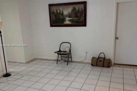 House in Miami, Florida 4 bedrooms, 161.09 sq.m. № 2069807 - photo 3