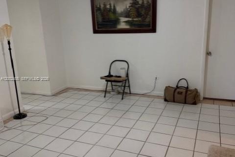 House in Miami, Florida 4 bedrooms, 161.09 sq.m. № 2069807 - photo 4