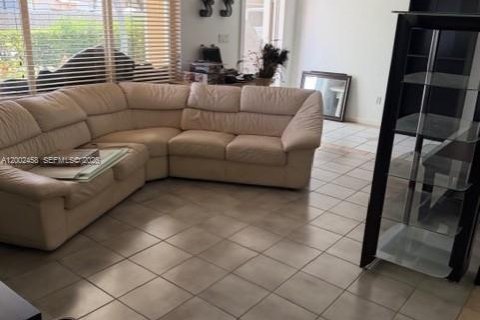 House in Miami, Florida 4 bedrooms, 161.09 sq.m. № 2069807 - photo 2