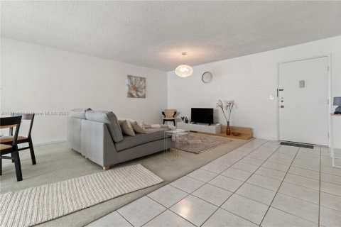 Condominio en venta en Lauderhill, Florida, 2 dormitorios, 91.04 m2 № 1981796 - foto 2