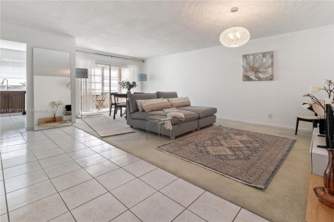 Condominio en venta en Lauderhill, Florida, 2 dormitorios, 91.04 m2 № 1981796 - foto 1
