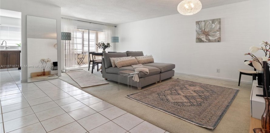 Condominio en Lauderhill, Florida, 2 dormitorios № 1981796