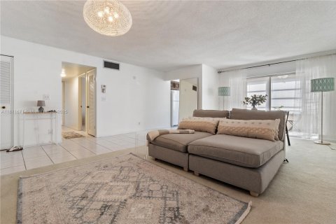 Condominio en venta en Lauderhill, Florida, 2 dormitorios, 91.04 m2 № 1981796 - foto 3