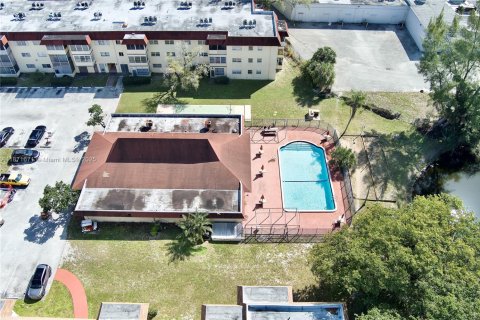 Condominio en venta en Lauderhill, Florida, 2 dormitorios, 91.04 m2 № 1981796 - foto 10
