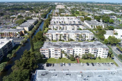 Condominio en venta en Lauderhill, Florida, 2 dormitorios, 91.04 m2 № 1981796 - foto 12