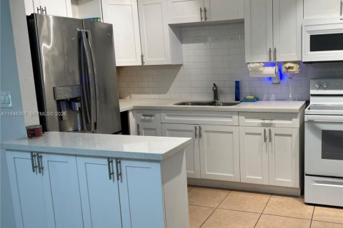 Кондоминиум с 2 спальнями в Холливуд, Флорида № 2010831