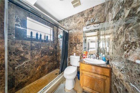 Villa ou maison à vendre à Miami, Floride: 3 chambres, 203.27 m2 № 1975693 - photo 18