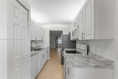 Снять в аренду кондоминиум в Пемброк-Пайнс, Флорида 2 спальни, 102.19м2, № 1989316 - фото 19