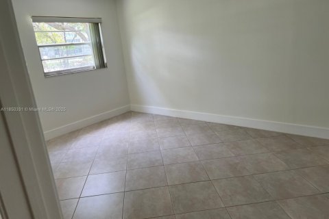 Снять в аренду кондоминиум в Пемброк-Пайнс, Флорида 2 спальни, 102.19м2, № 1989316 - фото 15