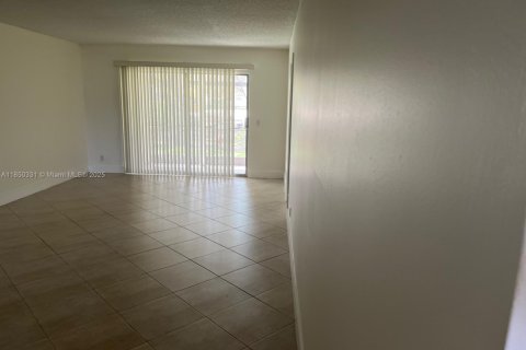 Снять в аренду кондоминиум в Пемброк-Пайнс, Флорида 2 спальни, 102.19м2, № 1989316 - фото 14