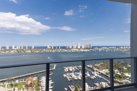 Condo in Lake Park, Florida, 3 bedrooms № 2261970 - photo 12