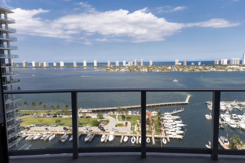 Condo in Lake Park, Florida, 3 bedrooms № 2261970 - photo 13