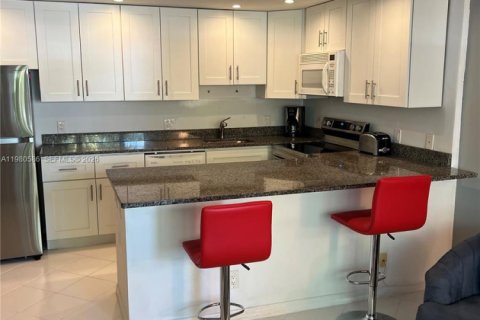 Condo in Deerfield Beach, Florida, 1 bedroom  № 2044140 - photo 14