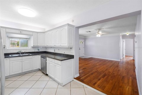 Casa en alquiler en Saint Petersburg, Florida, 3 dormitorios, 139.35 m2 № 1908393 - foto 18