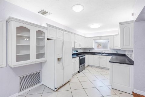 Casa en alquiler en Saint Petersburg, Florida, 3 dormitorios, 139.35 m2 № 1908393 - foto 17