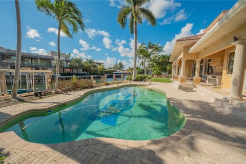 House in North Miami Beach, Florida 4 bedrooms, 395.48 sq.m. № 2082785 - photo 3