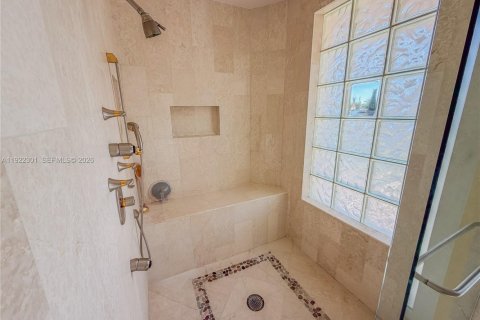 House in North Miami Beach, Florida 4 bedrooms, 395.48 sq.m. № 2082785 - photo 11