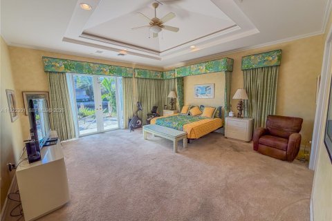 House in North Miami Beach, Florida 4 bedrooms, 395.48 sq.m. № 2082785 - photo 13