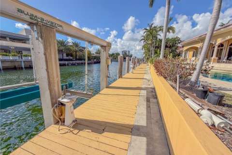 House in North Miami Beach, Florida 4 bedrooms, 395.48 sq.m. № 2082785 - photo 21