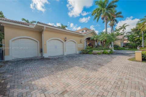 House in North Miami Beach, Florida 4 bedrooms, 395.48 sq.m. № 2082785 - photo 29